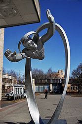 Vliegende kosmonaut aan de ingang van Sterrenstad - Звёздный городок [Zvjozdny Gorodok]